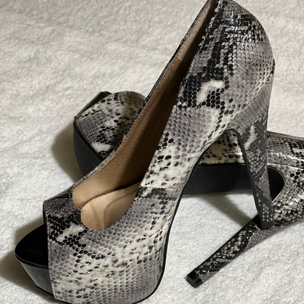 Women like new black and gray snake skin 5.5” heel.